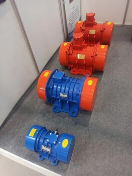 3KW振動電機篩分電機廠家宏達工業(yè)振動器直線振動篩現(xiàn)貨
