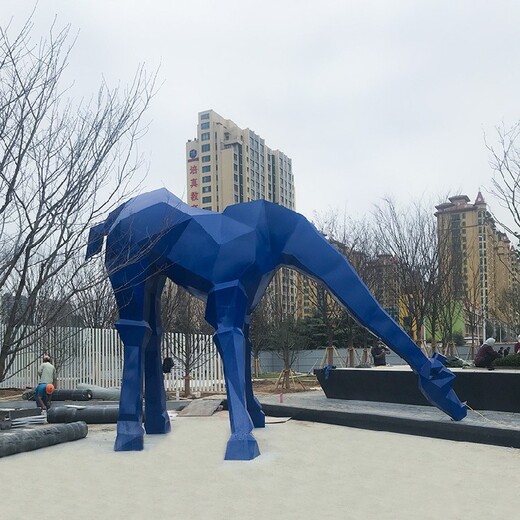 黑龙江售楼处不锈钢切面长颈鹿雕塑定制,抽象长颈鹿雕塑