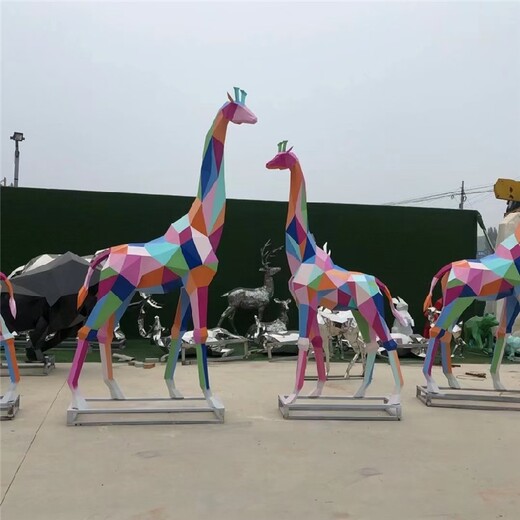 唐韵园林玻璃钢切面长颈鹿雕塑,辽宁售楼处不锈钢切面长颈鹿雕塑厂家