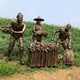 農(nóng)民勞作情景雕像圖