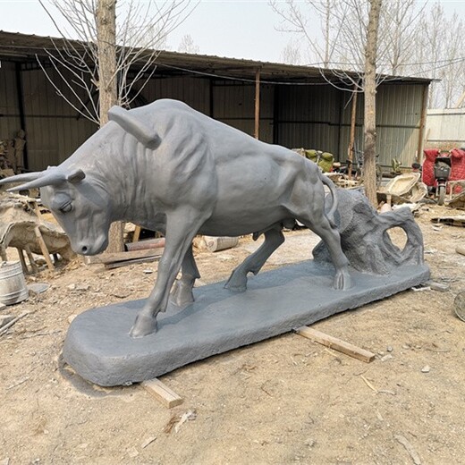 曲阳生产玻璃钢牛雕塑厂家加工,拓荒牛雕塑