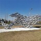 方形鱼群雕塑图