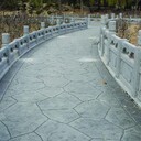 浙江現(xiàn)澆水泥壓花地坪，仿人字磚壓模路面材料與施工咨詢