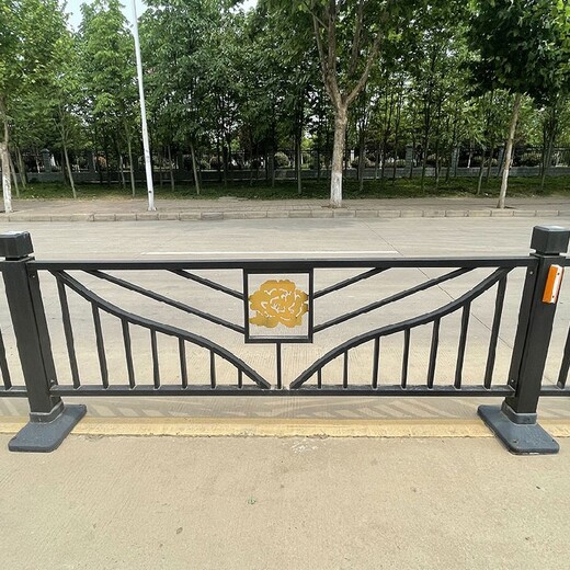 甘肃京式道路护栏价格市政道路绿化护栏报价隔离带道路护栏