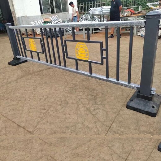 郑州隔离道路护栏定做交通中央隔离护栏厂区道路护栏