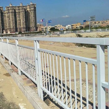 信阳景区道路护栏道路护栏京式厂家锌钢市政道路护栏