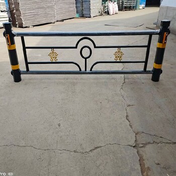 許昌道路隔離帶護欄價格小區(qū)道路鋼護欄小區(qū)交通護欄廠家