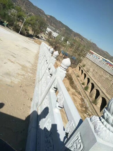 郑州水泥仿竹子护栏厂家新型水泥护栏制作水泥仿树杆护栏
