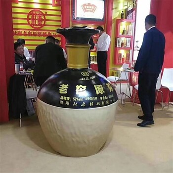 大型仿真酒瓶雕塑加工厂家,瓶子雕塑