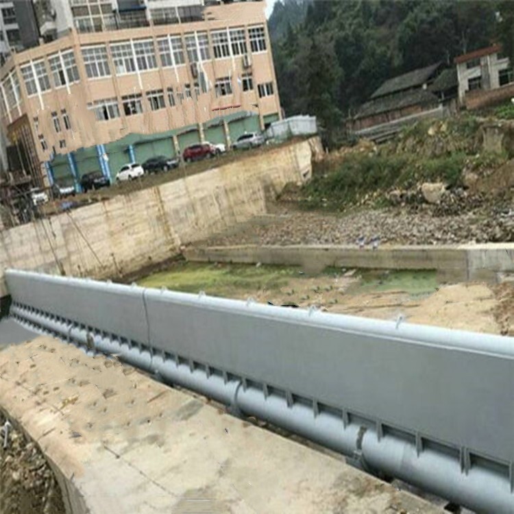 液压钢坝的特点： 液压钢坝由固定在底板上的传动轴，水平板式闸门，液压提升杆和布置在闸门后面的滑动支撑杆组成。水平板门可旋转近90°。当它上升时（转到直立位置），它起到保水的作用；当它与水平位置的角度小于90°时，它起着放电的作用。可以通过排放量控制开度（即0°?90°）。因此，液压钢坝具有以下特征。 （1）成本低。液压钢坝的总成本低于同规格的水闸，橡胶坝和钢坝。 （2）水力大坝的结构比水闸简单，不需要码头，不占河段，开闭方便。它比橡胶坝更耐磨，使用寿命长。 （3）施工方便快捷。除了地板是现浇的，其他零件都是工厂制造并现场安装的。 （4）外观简洁轻巧，可形成良好的水景。 （5）成本低。维护和管理成本低。当压力坝从液压钢坝坝顶流出时，坝下有三种不同类型的水力跳跃：远处的水力跳跃，临界水力跳跃和淹没的水力跳跃。当大坝的下游水位远离水力跳跃和临界水力跳跃时，其下游水位不会影响大坝的排放。当发生下游淹没水力跃迁时，坝下的水位仍然不影响排水。除非下游水位超过坝顶，否则液压提升坝下的水位通常不会影响排放。钢坝闸门的特点: 1、钢坝闸门的止水效果要比前几代的钢坝好，并且优于规范要求。闸门几乎不会泄露； 2、闸门的结构更合理，从而提高了闸板的稳定性并使其形状更美观； 3、钢坝闸门有效的解决了闸门基础沉降不均匀时对闸门的使用造成的影响； 4、节省投瓷:土建投盗和设备的投瓷大大减少； 5、维护方便:底部的止水橡胶更易于更换。液压钢坝闸门设计规范设计合理，能够分摊上下游压力。操作管理非常方便，只需要对液压坝进行定期的检修维护，在平时的管理方面比较省事。结构坚固，抗洪能力强。能够经得住大雨的考验，并且使用年限久，这也在一定程度上降低了成本。由于其外形比较美观，还可以用于景观液压钢坝闸门景点，能够改善人文环境，推进城市发展。液压钢坝在水利水电建设中，随着城市用水、景观建设及环境整治和灌溉、发电的需要，翻板闸，水闸和橡胶坝得到广泛的运用。