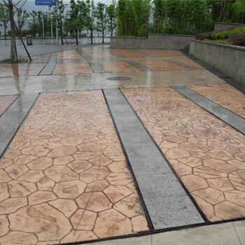 三峽門(mén)植物園仿泥土藝術(shù)地坪，彩色礫石聚合物仿石路面施工安排