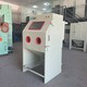 广州手动打砂机箱式喷砂机自动回砂铸造件去氧化皮除锈翻新图