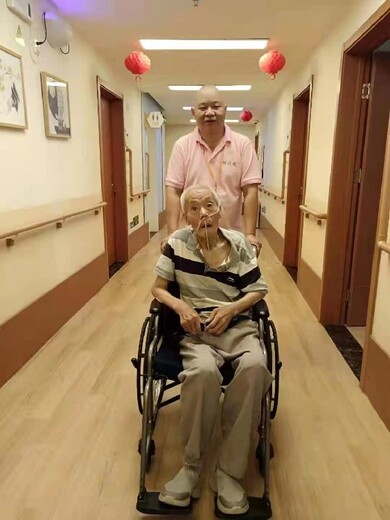 东大街家庭陪护老人护理多少钱一个月护工公司