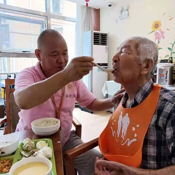 北京家政服务南沙滩家庭陪护老人护理多少钱一个月