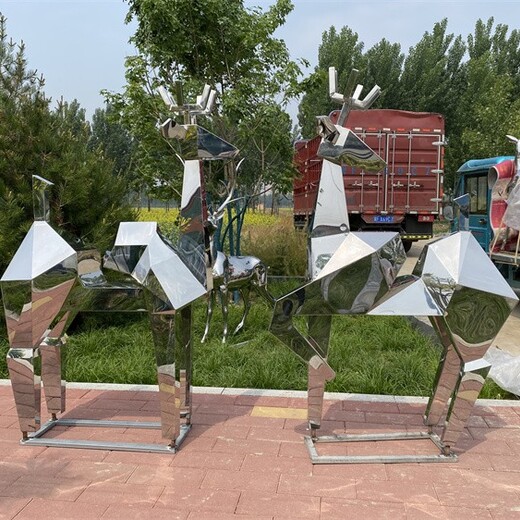 旅游景区鹿雕塑