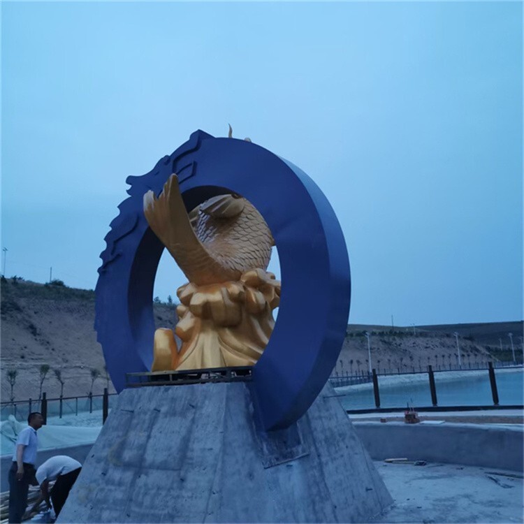 不锈钢鲤鱼跃龙门雕塑的特点及作用