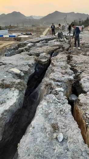 阿勒泰气体爆破采石场玉石