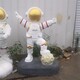 太空宇航员雕塑图