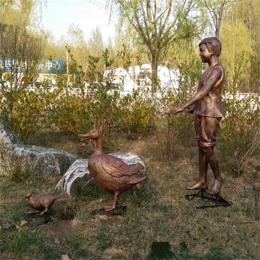 公園玻璃鋼仿銅童趣雕塑廠家,小孩做游戲雕塑