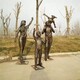 曲阳县彩绘一家三口雕塑摆件玻璃钢人像家庭雕塑定制产品图