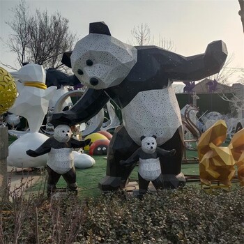 不銹鋼爬墻熊貓雕塑小品