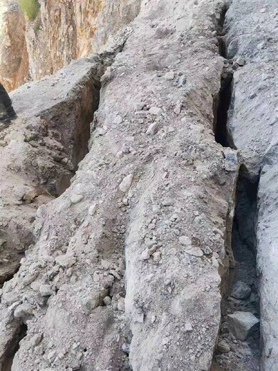 海东二氧化碳爆破采石场开山