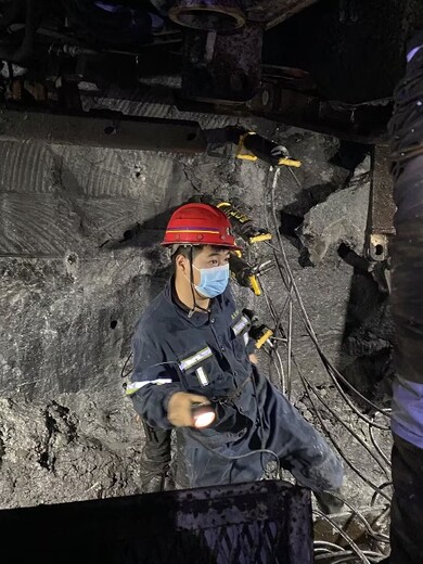 房山分裂機(jī)修路免爆破開(kāi)采硬石頭開(kāi)裂