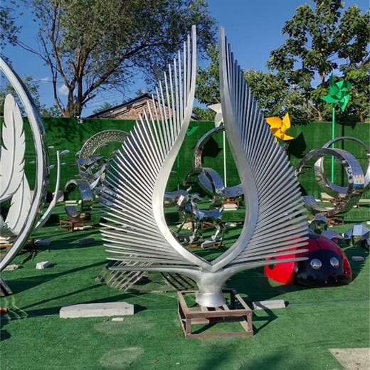 镜面翅膀雕塑房地产景观雕塑定制厂家