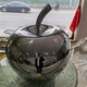 不銹鋼蘋果雕塑藝術(shù)品圖