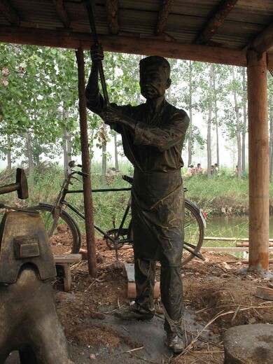 江西设计铸铜打铁人物雕像多少钱一个