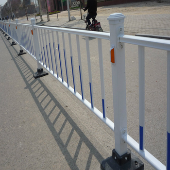 湖南街道馬路中間護欄