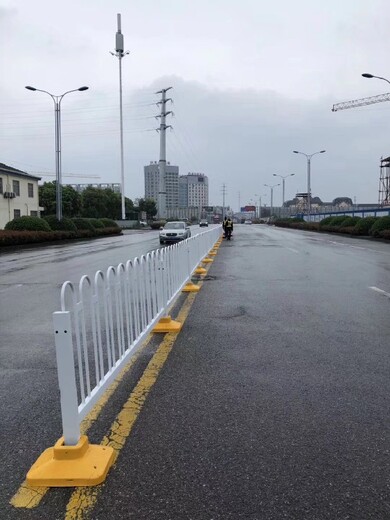 信阳市政马路中间护栏