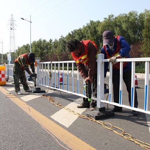 延安城区马路中间护栏