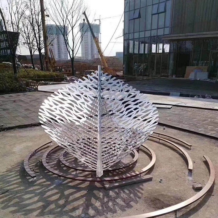 镂空不锈钢树叶雕塑加工