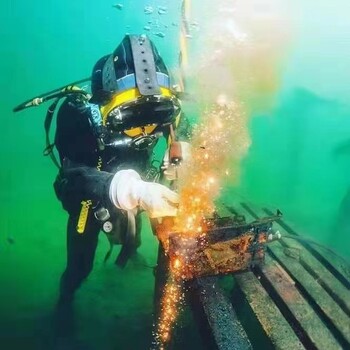 江北河流水下打捞溺水者