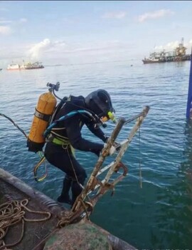 北碚河流水下打捞车钥匙