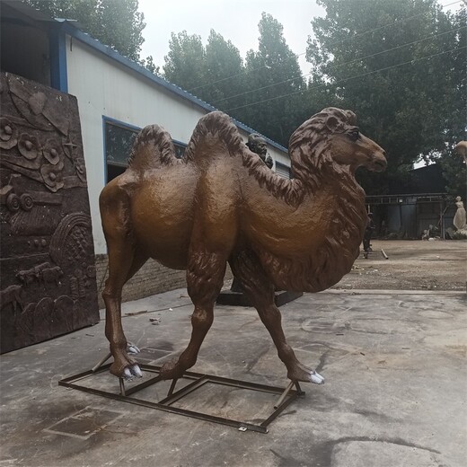玻璃鋼仿真駱駝雕塑，沙漠主題雕塑加工定制