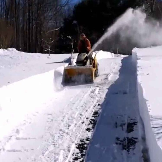 的小型除雪車STM1100,皮實耐用，故障率低