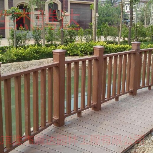 海淀别墅庭院绿化设计塑木围栏