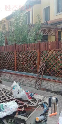 西城阳台庭院绿化设计塑木栅栏