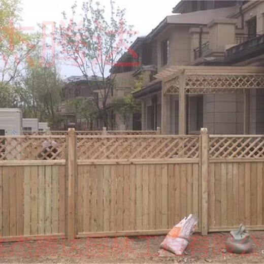 大兴私家庭院绿化设计碳化木围栏