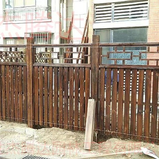 北京屋顶庭院绿化设计碳化木栅栏