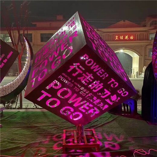 不銹鋼大型發(fā)光魔方