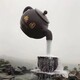 大型悬空流水茶壶雕塑图