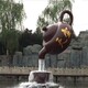 公园悬空流水茶壶雕塑图