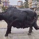 從事鑄銅牦牛雕塑圖