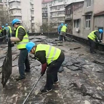 沈陽卷材回收大量回收廢舊油氈紙瀝清卷材有人員拆除回收