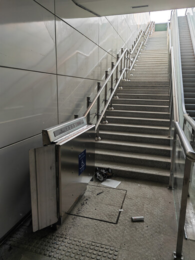 斜挂式无障碍电梯爬楼轨道式斜挂电梯贵州生产启运残疾人电梯
