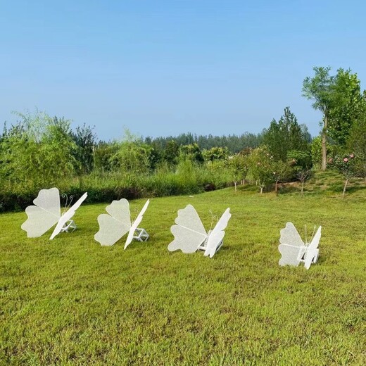鋼絲網(wǎng)制作的蝴蝶雕塑，鏤空效果，可加燈帶