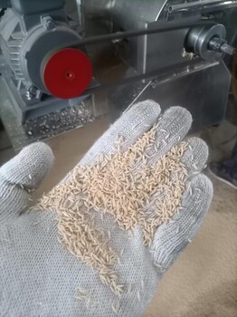 河南周總定制膨化鳥料鳥飼料膨化機(jī)設(shè)備